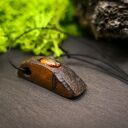 Minimalistyczny wisiorek z bursztynem 'Kropla bursztynu' - drewno brzozy, naturalna biżuteria
