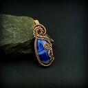Wisiorek z niebieskim agatem w technice wire wrapping - miedziana oprawa (oksydowana)