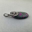 Wisiorek Amira z zoisytu rubinowego w oksydowanym srebrze - wire-wrapping