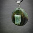 Szmaragd naturalny - wisiorek z drewna brzozy, pirografia (handmade)