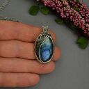 Wisiorek z labradorytem - wire wrapping ze stali chirurgicznej