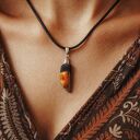 Wisiorek "Bursztynowy pazur" -żywioł ognia i bursztynowego światła, biżuteria z drewna, na święta