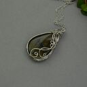 Wisiorek z labradorytem w wire wrapping ze stali chirurgicznej - prezent dla niej