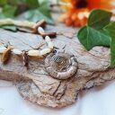Delikatny naszyjnik ceramiczny ze spiralą i kamieniami