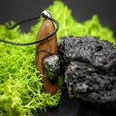 Ręcznie rzeźbiony wisiorek z drewna brzozy i serpentynitu - pirografia