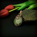 Wisiorek ze szmaragdem wire wrapping - spokój i piękno w miedzianej oprawie