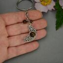 Breloczek księżyc z tygrysim okiem w technice wire wrapping