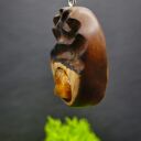 Wisiorek z naturalnego drewna brzozy, z bursztynem - rzeźbiony, inspiracja falami morza, dla niej