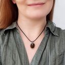 Brązowy wisiorek handmade z szklanej kropli w siateczce - M