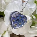 Wisiorek w kształcie serca z niezapominajkami - handmade z żywicy
