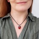 Czerwony wisiorek z szklanej kropli w metalowej siateczce - prosty naszyjnik handmade