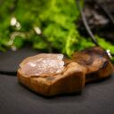 Ręcznie robiony wisiorek z naturalnego drewna, pirografią i kwarcem różowym