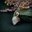 Ręcznie robiony wisiorek z różowym kwarcem - wire wrapping z oksydowanej miedzi