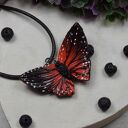 Wisiorek Motyl w odcieniach czerni i czerwieni