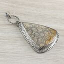 Wisior z koralem fossil i oksydowanym srebrem 925/999
