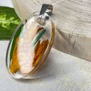 Kwiatowy wisiorek z frezją w żywicy z1845