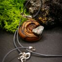 Wisiorek z agatem „Agat Koronny” z drewna octowca - amulet z pirografią