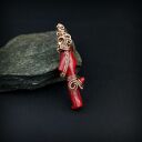 Wisiorek z koralem w miedzianej oprawie - ręczne wire wrapping