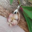 Owalny wisiorek z delikatną hortensją z1152