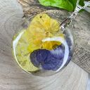 Naszyjnik z dwukolorowymi bratkami w żywicy (Herbarium Jewelry)