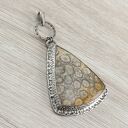 Wisior z koralem fossil i oksydowanym srebrem 925/999