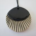 czarny wisiorek ceramiczny
