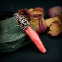 Wisiorek z koralem - handmade wire wrapping z miedzi