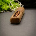 Wisiorek z orzecha z kyanitem - biżuteria inspirowana naturą i surowym pięknem