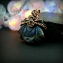 Lotosowy wisiorek z labradorytem - wire wrapping z miedzi