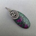Amira - zoisyt rubinowy w oksydowanym srebrze, wire - wrapping