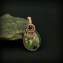 Wisiorek ze szmaragdem wire wrapping - spokój i piękno w miedzianej oprawie
