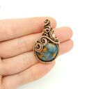 Wisiorek z niebieskim agatem w technice wire wrapping - miedziany, ręcznie robiony