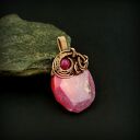 Wisiorek wire wrapping z różowym agatem - miedziana oprawa oksydowana 