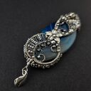 Duży wisior „Quintessence” z agatem w odcieniach błękitu i granatu - wire wrapping ze srebra 999/925 i kryształami Swarovski