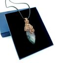 Fluorytowy wisiorek w technice wire wrapping