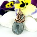 Wisiorek z larvikitem w wire wrapping - miedziany z hematytami