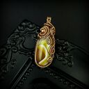 Wisiorek z żółtym agatem wire wrapping - ciepła energia w Twoim stylu