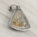 Wisior z koralem fossil i oksydowanym srebrem 925/999