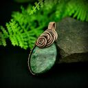 Wisiorek ze szmaragdem - ręcznie wykonany wire wrapping z miedzianego drutu