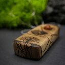 Wisiorek z naturalnego drewna orzecha i bursztyn - ręcznie rzeźbiony, wzory wypalane w drewnie