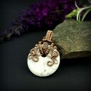 Wisiorek z howlitem wire wrapping - oksydowana miedziana oprawa