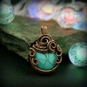 Wisiorek z howlitem turkusowym - wire wrapping z oksydowanej miedzi