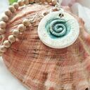 Naszyjnik ceramiczny ze spiralą i egzotycznym drewnem