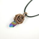Wisiorek z kwarcem tytanowym - miedziana oprawa wire wrapping na rzemyku