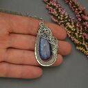 Duży wisior z kyanitem w wire wrapping - unikatowy prezent dla niej