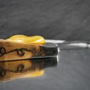 Wisiorek "Bursztynowy pazur" -żywioł ognia i bursztynowego światła, biżuteria z drewna, na święta