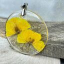 Botaniczny wisiorek z żółtymi kwiatami w żywicy