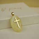 Złoty wisiorek - krzyż osadzony w mlecznym bursztynie 585