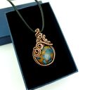 Wisiorek z niebieskim agatem w technice wire wrapping - miedziany, ręcznie robiony