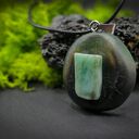 Szmaragd naturalny - wisiorek z drewna brzozy, pirografia (handmade)